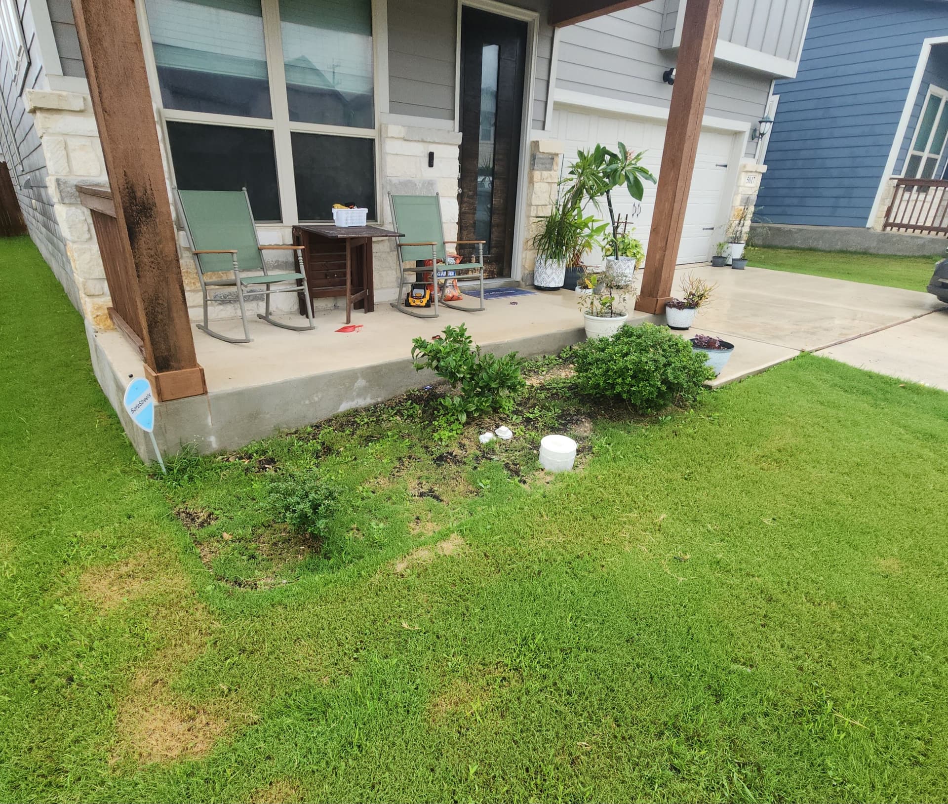 Gallery photos for Front Yard Flower Bed Cleanup With Metal Edge and Fresh Mulch: Image #1