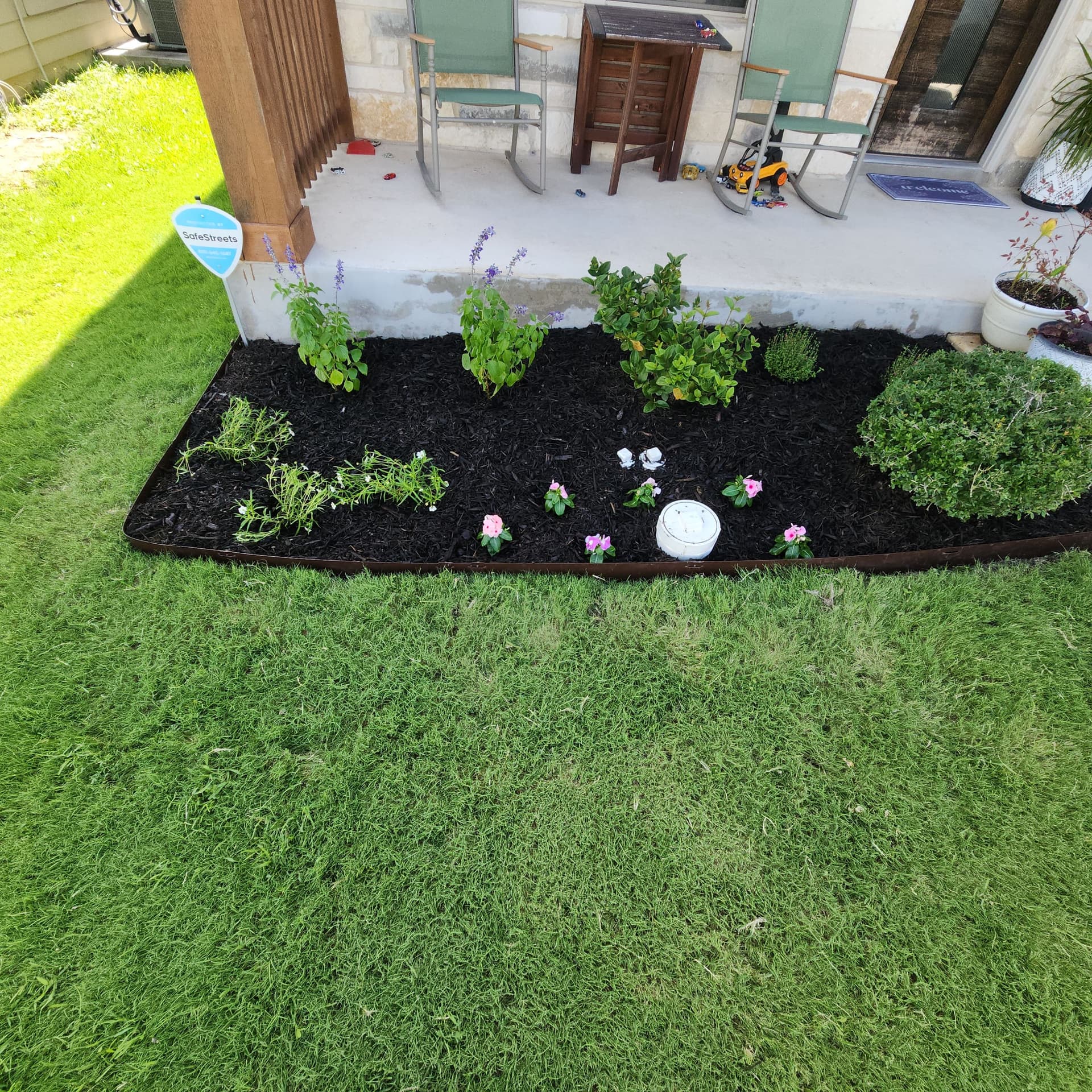 Gallery photos for Front Yard Flower Bed Cleanup With Metal Edge and Fresh Mulch: Image #2