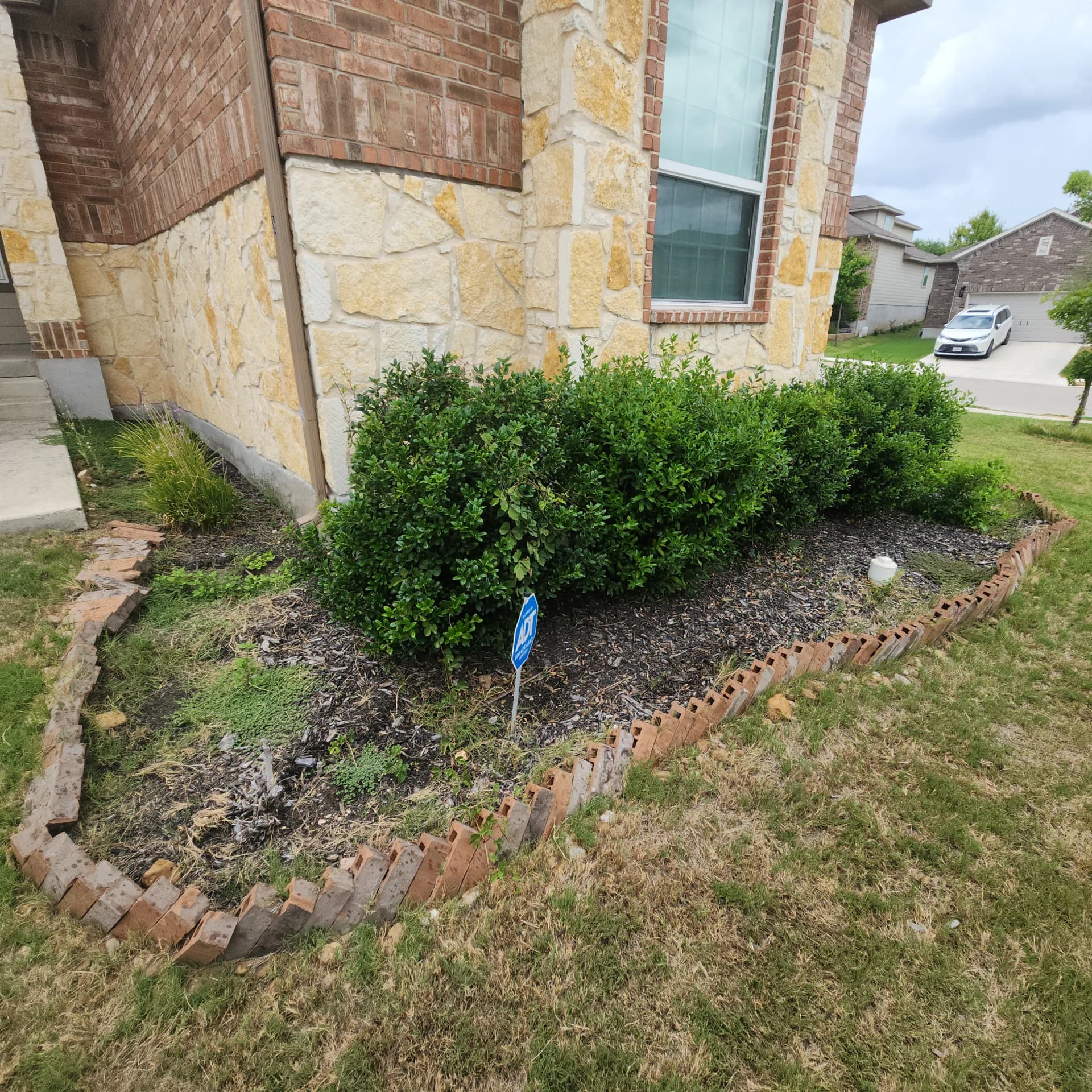 Gallery photos for Front Yard Flower Bed Rebuild with TX River Rock and Steel Edging: Image #1