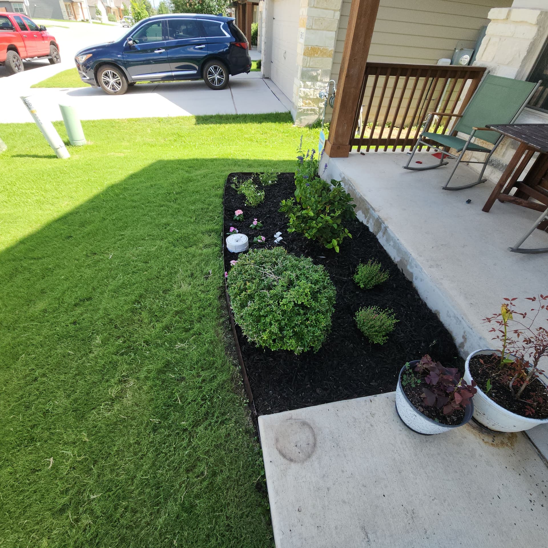 Gallery photos for Front Yard Flower Bed Cleanup With Metal Edge and Fresh Mulch: Image #3