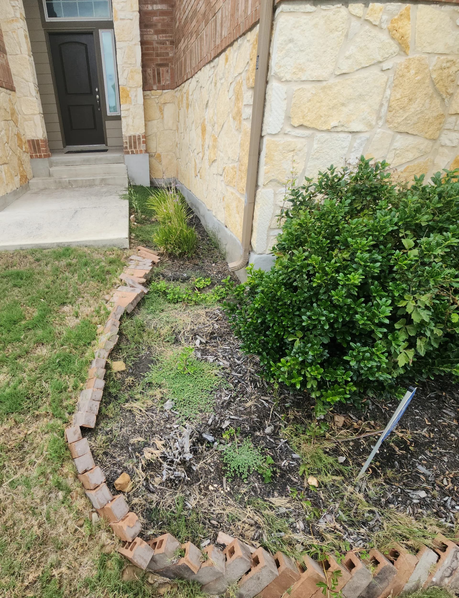 Gallery photos for Front Yard Flower Bed Rebuild with TX River Rock and Steel Edging: Image #2