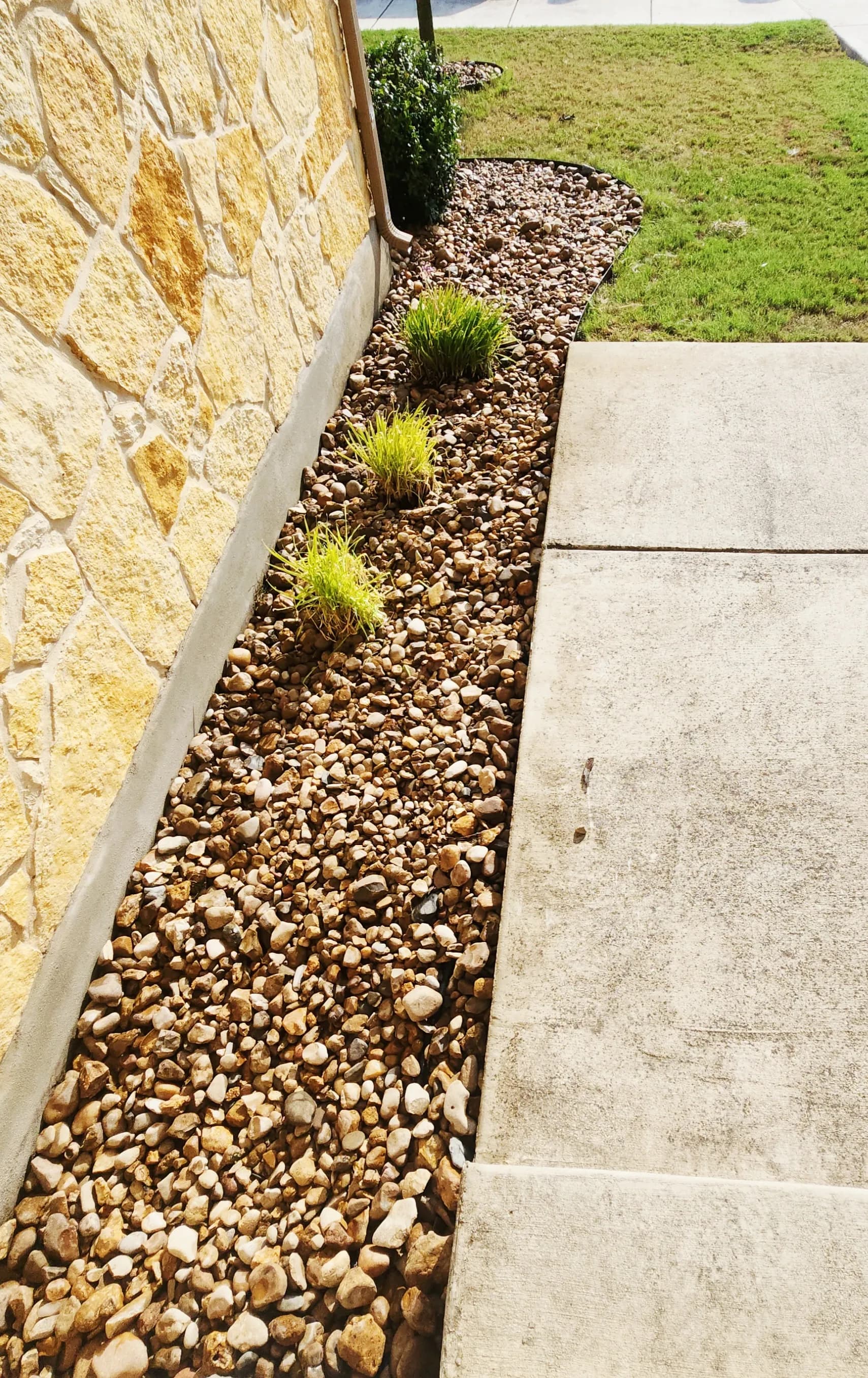 Gallery photos for Front Yard Flower Bed Rebuild with TX River Rock and Steel Edging: Image #4