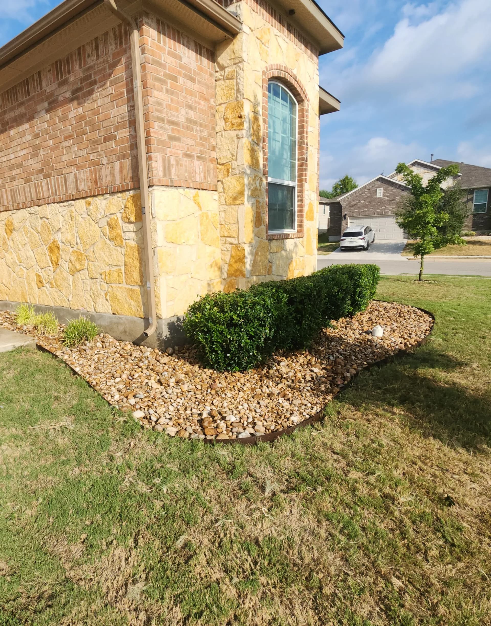 Gallery photos for Front Yard Flower Bed Rebuild with TX River Rock and Steel Edging: Image #5